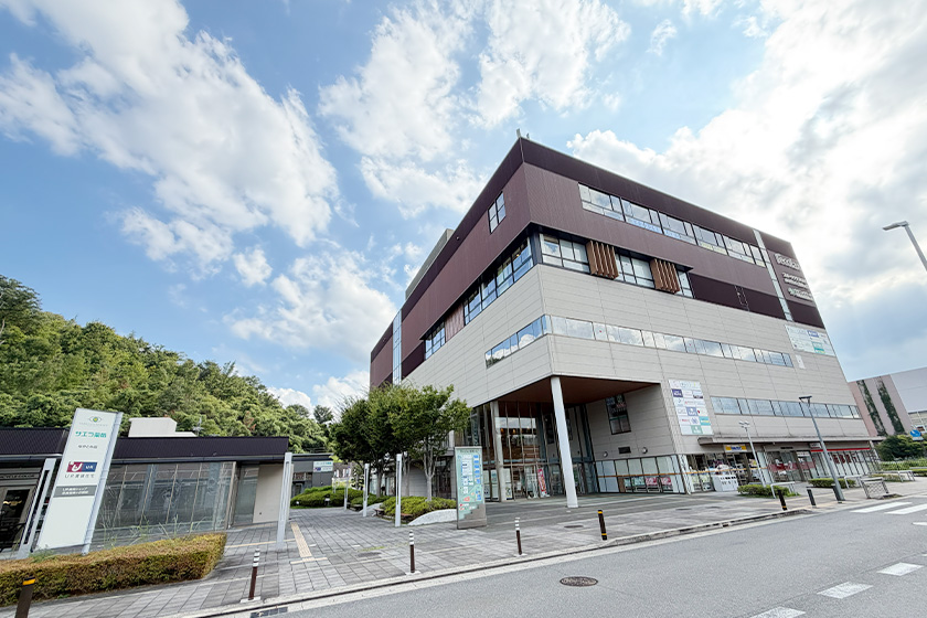 リコラス登美ヶ丘A棟の3階にございます。