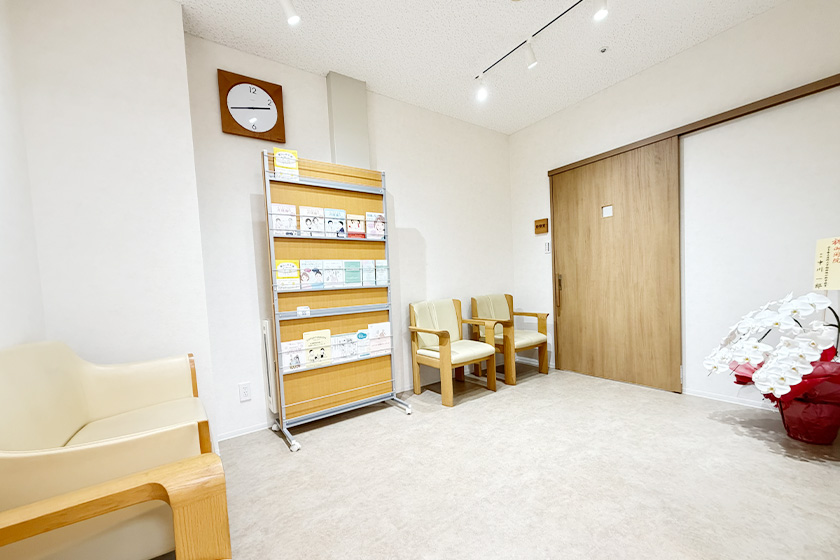 入って左側の待合室です。