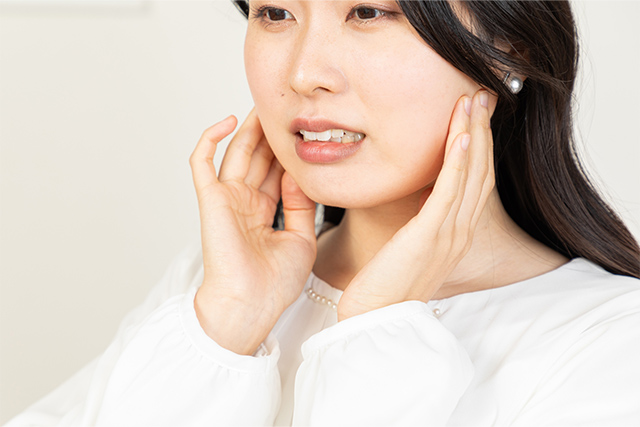 顔の片側に、電気が走るような痛みはありませんか？